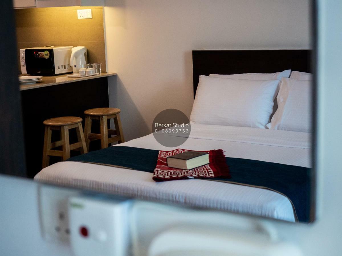 Berkat Studio Hotel Кота Бару Екстериор снимка